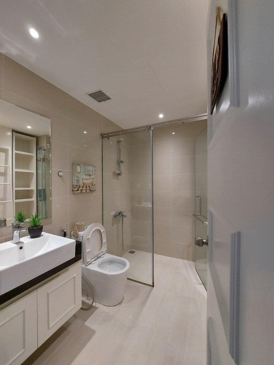 Toilet căn hộ Golden Mansion 3 phòng ngủ 105m2 cần cho thuê